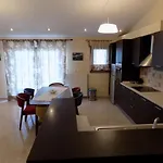 Rhodon House דירה