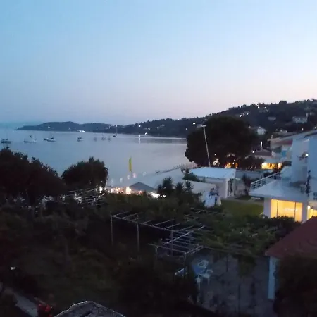 Rhodon House Apartment